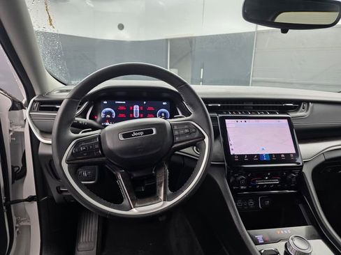 Used 2023 Jeep Grand Cherokee Limited image 13