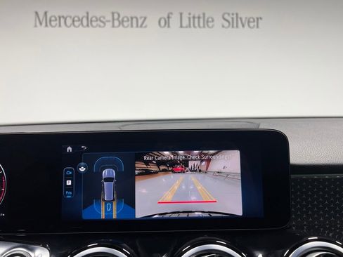 Used 2025 Mercedes-Benz GLB 250 4MATIC image 34