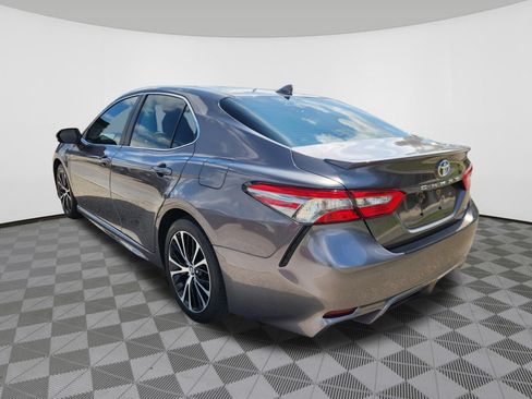 Used 2019 Toyota Camry SE FWD image 3