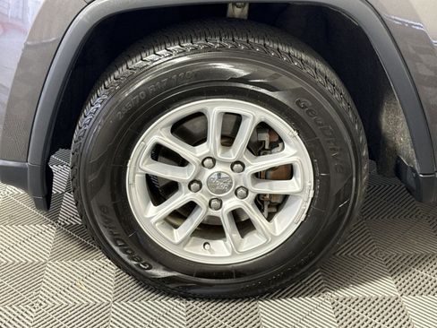 Used 2019 Jeep Grand Cherokee Laredo AWD/4WD image 12
