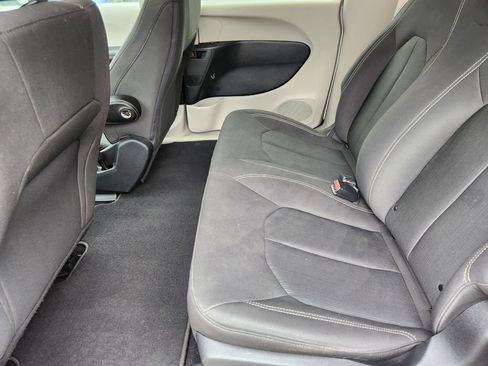Used 2020 Chrysler Voyager L FWD image 28