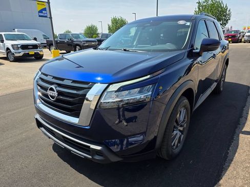Used 2022 Nissan Pathfinder SV AWD/4WD image 2