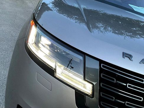 Used 2023 Land Rover Range Rover SE image 12