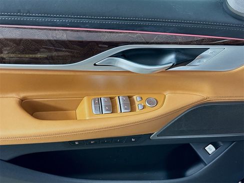 Used 2021 BMW 750i xDrive w/ Executive Package image 19