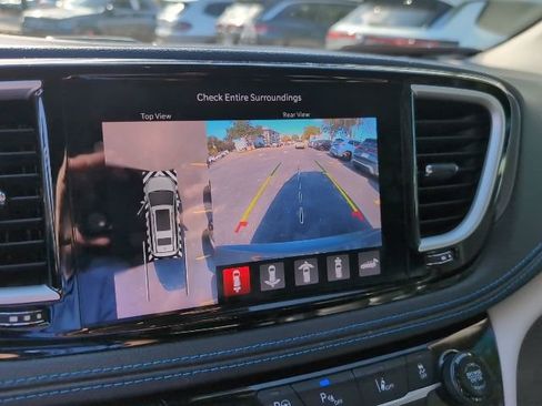 Used 2021 Chrysler Pacifica Touring-L w/ Uconnect Theater Family Group image 18