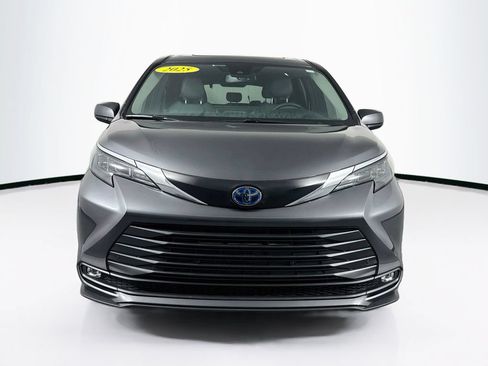 Used 2025 Toyota Sienna XLE FWD image 2