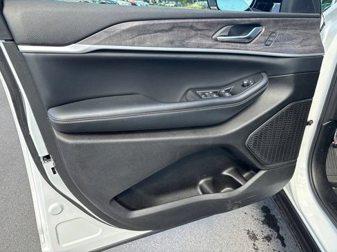 Used 2023 Jeep Grand Cherokee L Limited w/ Luxury Tech Group II AWD/4WD image 9