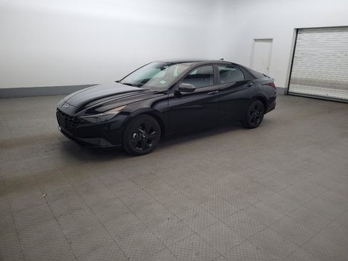 Used 2023 Hyundai Elantra SEL w/ Cargo Package FWD image 2