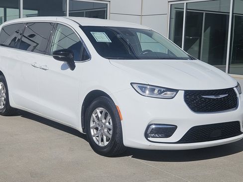 Used 2024 Chrysler Pacifica Touring-L FWD image 3