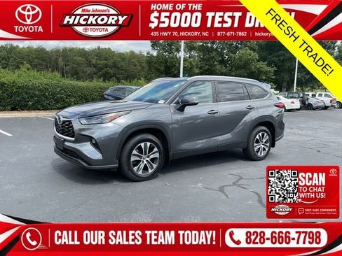 Used 2022 Toyota Highlander XLE AWD/4WD image 1