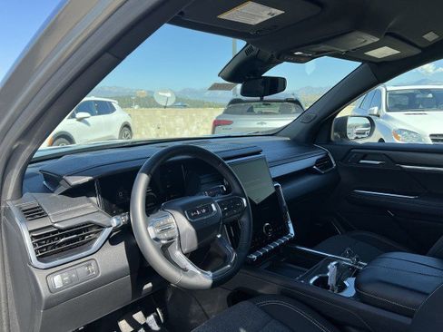 Used 2025 GMC Acadia Elevation image 10