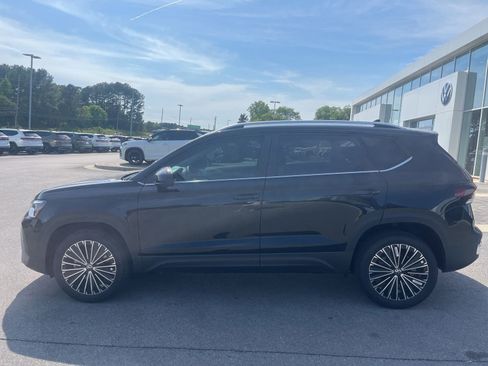 New 2026 Volkswagen Taos SE FWD image 3