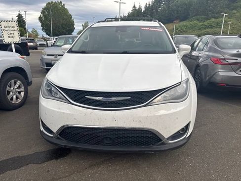 Used 2019 Chrysler Pacifica Touring-L Plus FWD image 4