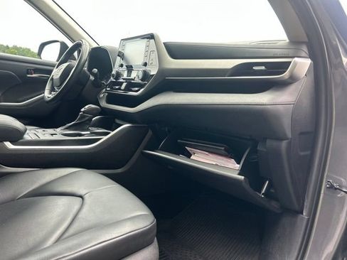 Used 2021 Toyota Highlander XLE AWD/4WD image 29