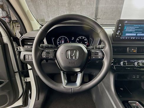 Used 2025 Honda Pilot EX-L image 11
