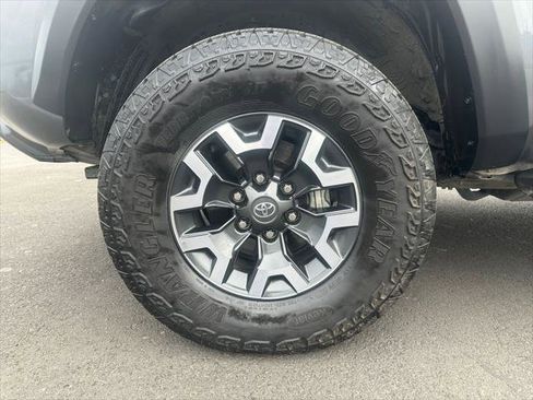 Certified 2022 Toyota Tacoma TRD Off-Road AWD/4WD image 13