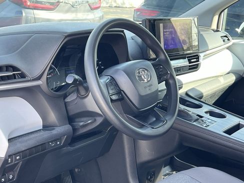 Used 2025 Toyota Sienna LE image 13