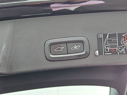 Used 2022 Volvo XC40 T5 Momentum image 31