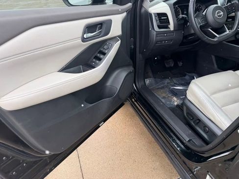 Used 2023 Nissan Rogue SV w/ SV Premium B Package image 16