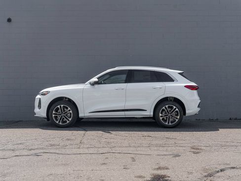 Used 2025 Audi Q5 Premium w/ Convenience Package AWD/4WD image 3