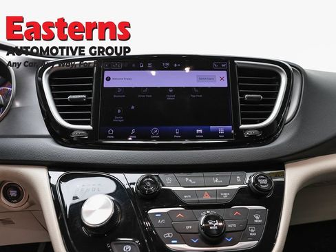 Used 2023 Chrysler Pacifica Touring-L FWD image 12