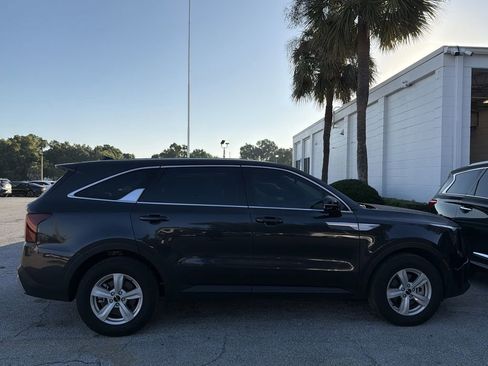 Used 2025 Kia Sorento LX FWD image 2