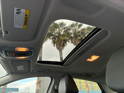 Used 2025 Hyundai Elantra Limited image 30