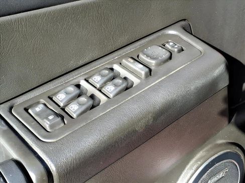 Used 2005 HUMMER H2 SUT w/ Preferred Equipment Group image 12