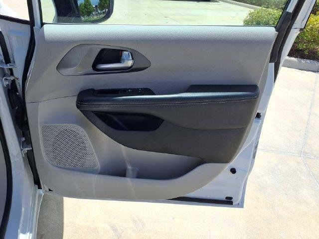 Used 2024 Chrysler Pacifica Touring-L FWD image 27