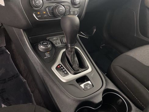 Used 2018 Jeep Cherokee Latitude w/ Safety Group AWD/4WD image 39