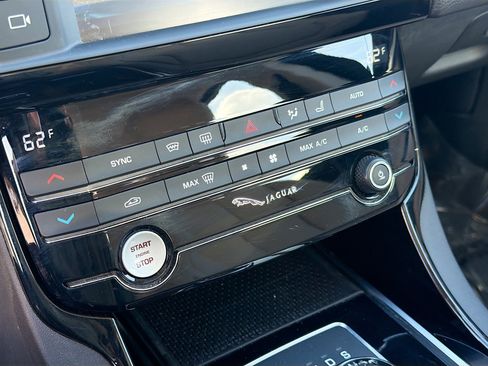 Used 2018 Jaguar XE Premium image 31