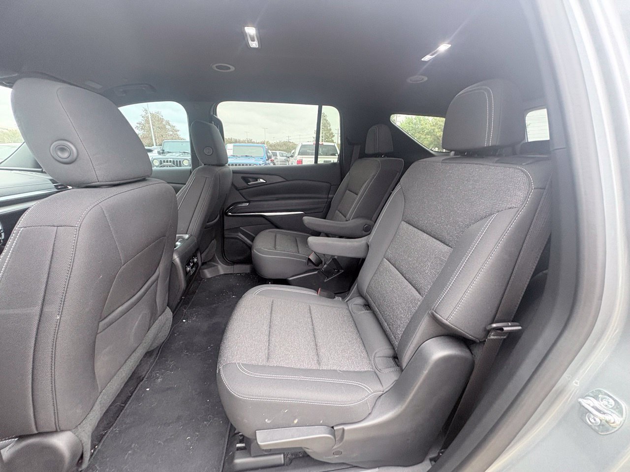 Used 2025 Chevrolet Traverse LT FWD image 7