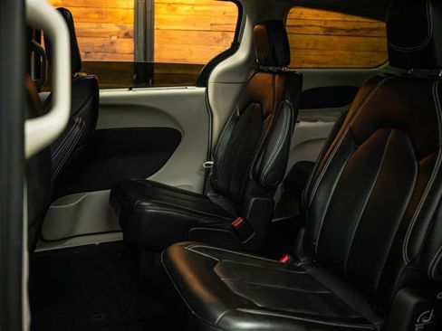 Used 2024 Chrysler Pacifica Touring-L FWD image 10