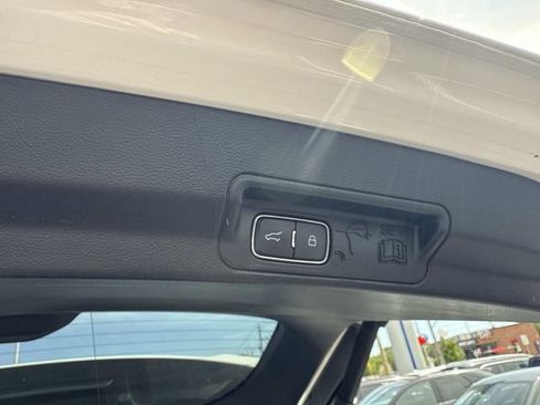 Used 2022 Ford Explorer XLT AWD/4WD image 11