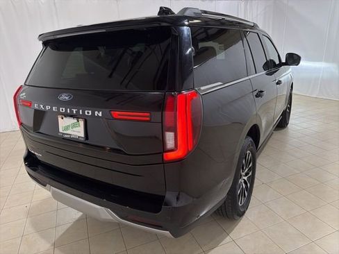 Used 2025 Ford Expedition Platinum image 5