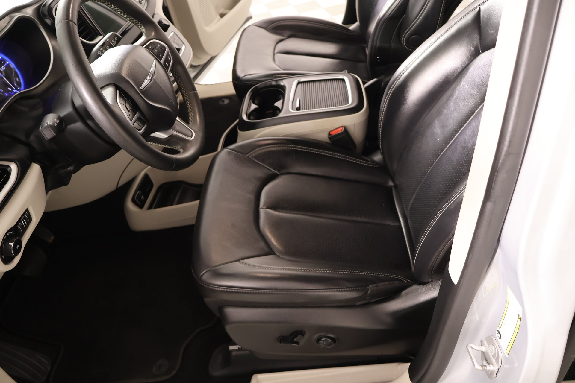 Used 2023 Chrysler Pacifica Touring-L FWD image 11