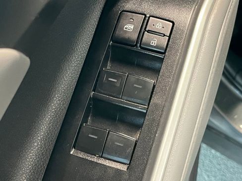 Used 2022 Toyota Highlander XLE AWD/4WD image 38