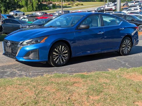 Used 2025 Nissan Altima 2.5 SV FWD image 2