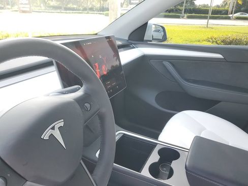 Used 2024 Tesla Model Y Long Range RWD image 23