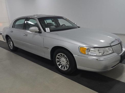 Used 2000 Lincoln Town Car Signature RWD image 3