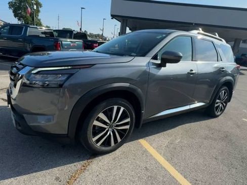 Used 2025 Nissan Pathfinder Platinum AWD/4WD image 4