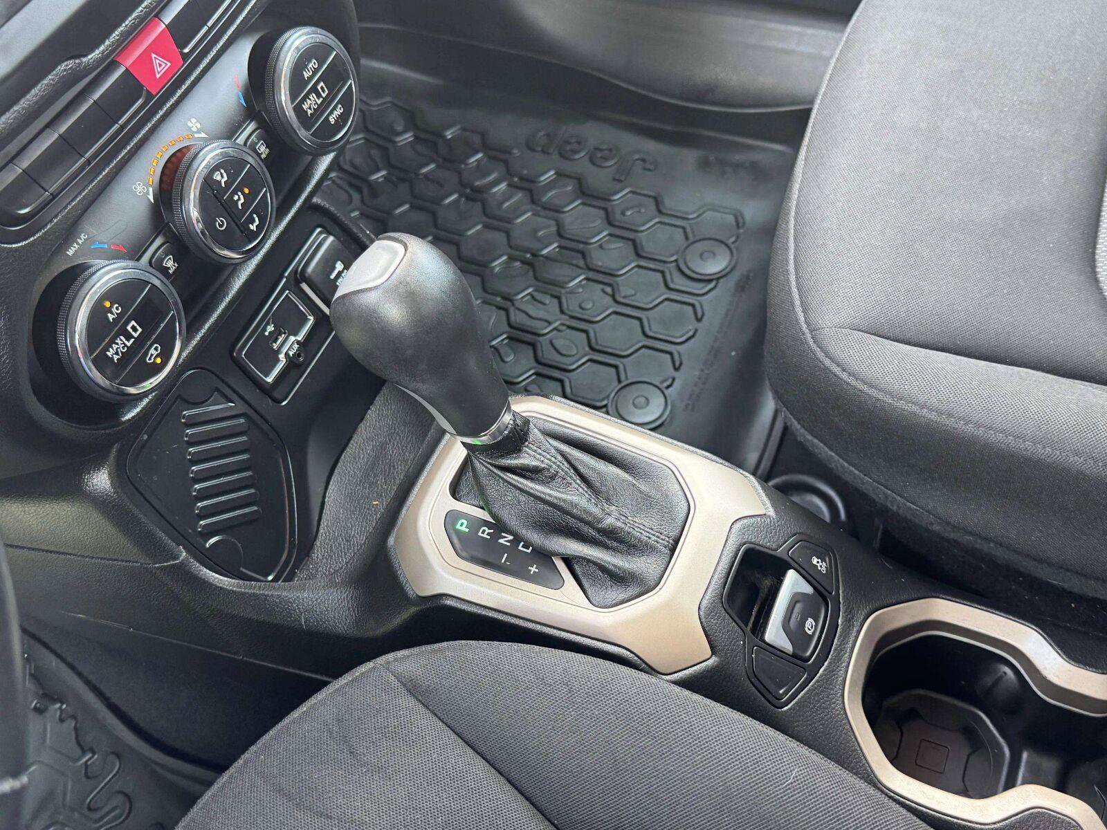 Used 2015 Jeep Renegade Latitude w/ Popular Equipment Group FWD image 32
