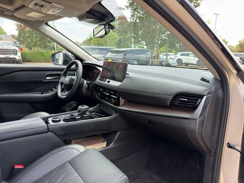 Used 2025 Nissan Rogue Platinum AWD/4WD image 19
