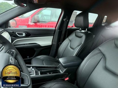 Used 2025 Jeep Compass Limited AWD/4WD image 3