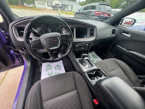 Used 2019 Dodge Charger SXT w/ Blacktop Package image 10