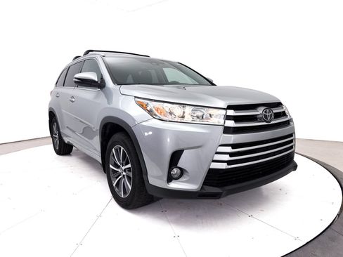 Used 2017 Toyota Highlander XLE w/ Carpet Mat Package AWD/4WD image 10