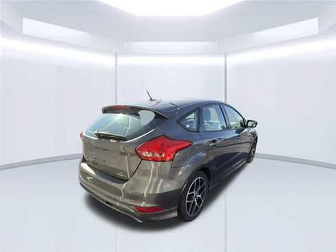 Used 2015 Ford Focus SE w/ SE Sport Package FWD image 4