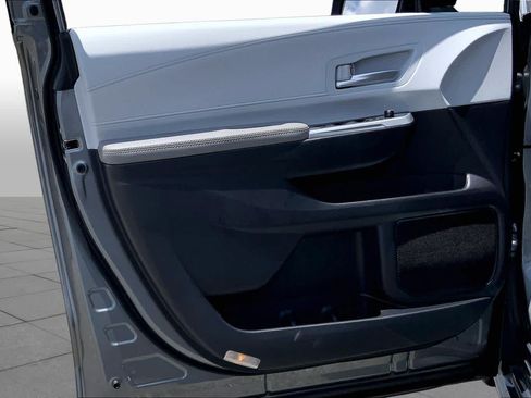 Certified 2026 Toyota Sienna XLE FWD image 21