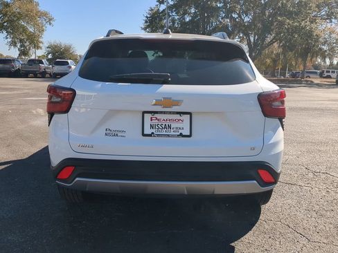 Used 2025 Chevrolet Trax LT w/ LT Convenience Package image 6