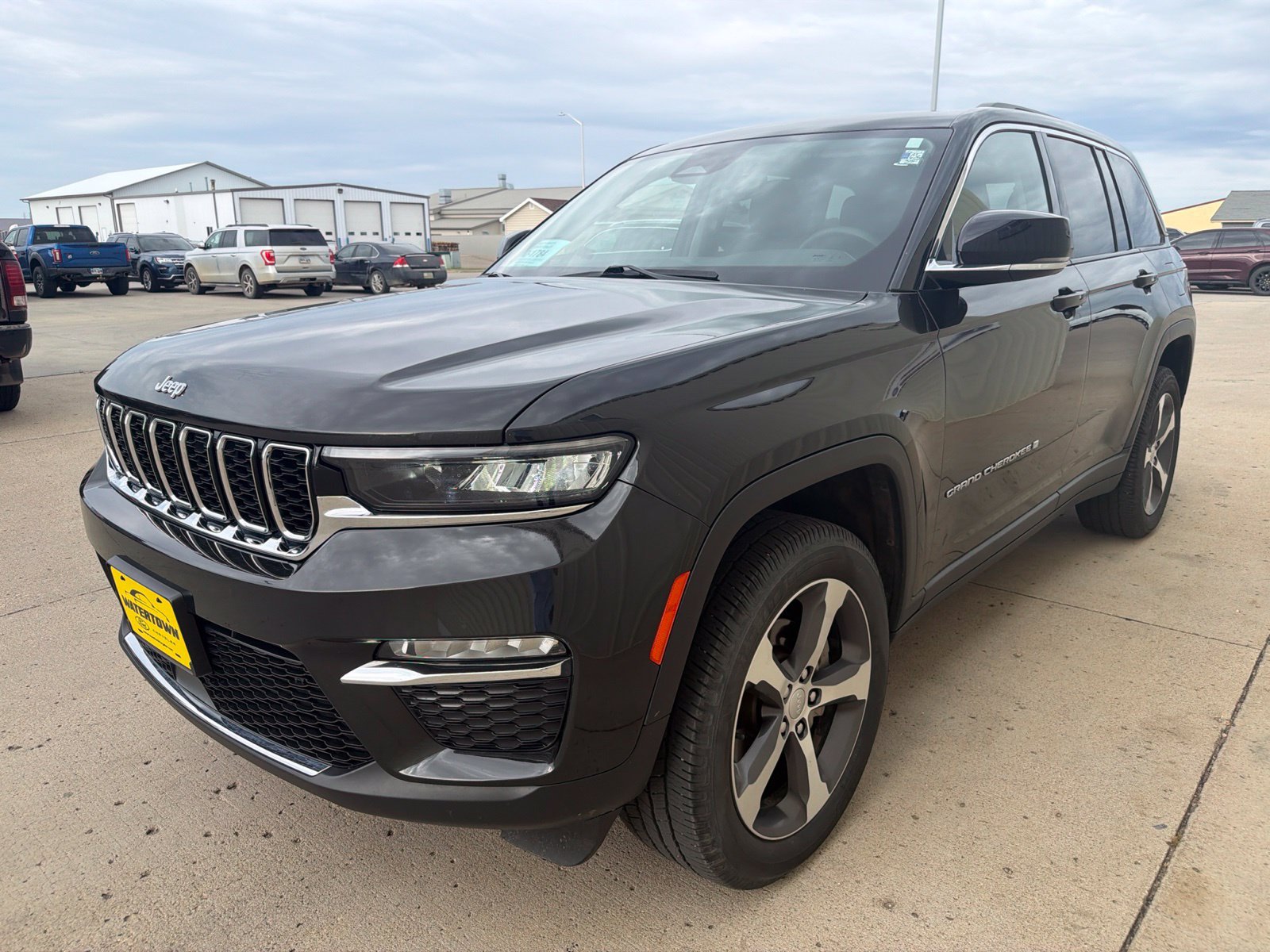 Used 2023 Jeep Grand Cherokee Limited AWD/4WD image 4